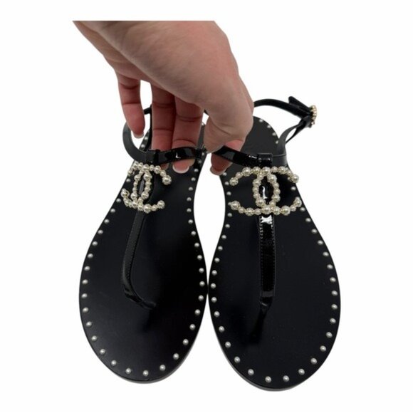 CHANEL Black Patent Leather CC Pearl Embellished Logo Flat Thong Sandals - Picture 4 of 11